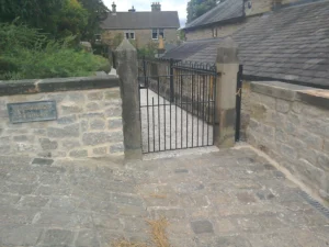 A simple gate in metal